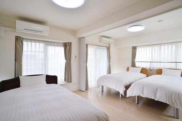 寝室（ベッド3台）