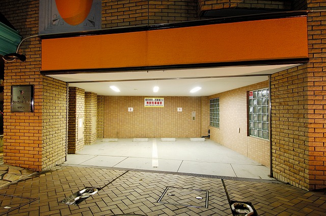 １Ｆ部分に駐車場・駐輪場あり