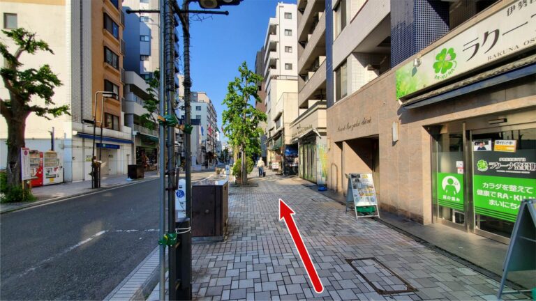 No.2伊勢佐木町を右側に直進、約200ｍ進みます
