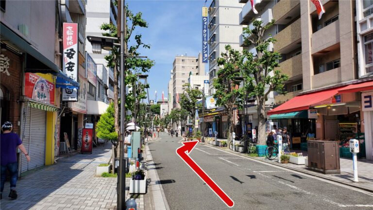 右側に「ウィークリーマンション」と書かれた看板があるマンションです